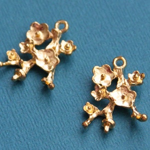 6 piezas Gota de rama de cerezo bañada en oro 24x17mm