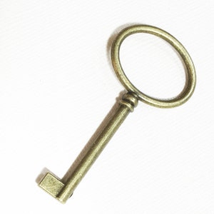 4 pcs of Antiqued brass finished large key pendant 63x30mm