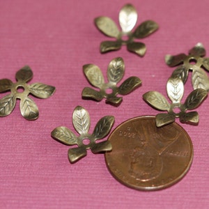 30 piezas de tapas de cuentas de flores de latón envejecido - 13 mm