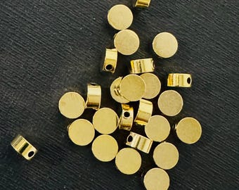 25 pezzi Perline rotonde piatte color oro 5x2,5 mm