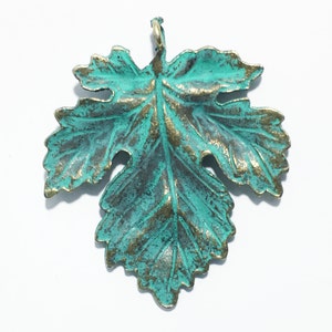 4 Stück Antik Messing Ahornblatt Anhänger 35x40mm, bläuliches Blatt Anhänger, Grünspan Patina