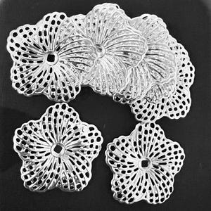 12 piezas de filigrana de flor de hibisco color plata focal 34 mm imagen 1