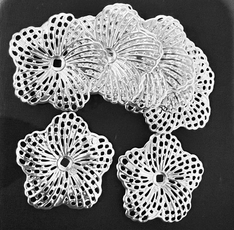 12 piezas de filigrana de flor de hibisco color plata focal 34 mm imagen 1