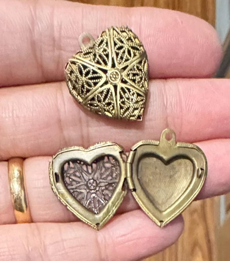 Antique Brass Filigree Heart Locket Pendants - 20x20mm - (5 pcs image 2
