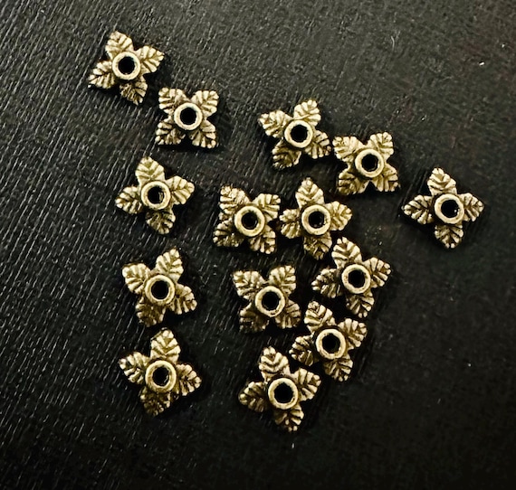 アンティーク真鍮製4枚の花びらフラワービーズキャップ 7mm 100 アンティーク真鍮製4枚の花びらフラワービーズキャップ 7mm 100