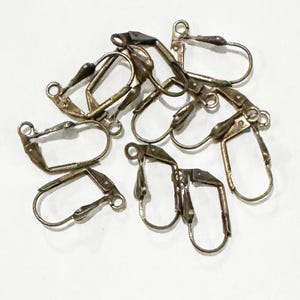 24 piezas de ganchos para pendientes de latón envejecido con concha de 9 x 17 mm