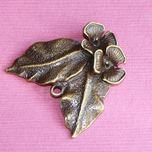 4 pcs Pendentif feuille en laiton antique 33x30mm image 1