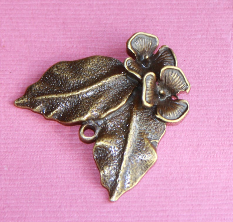 4 pcs Pendentif feuille en laiton antique 33x30mm image 1