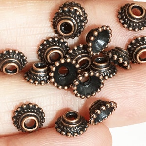 50 Stück Antik Kupfer Blumen gepunktete Perlkappen 7mm