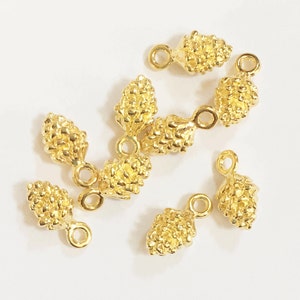 Vergoldete Kiefernzapfen Anhänger: Blei- und Nickelsichere Anhänger (13 x 7 mm)