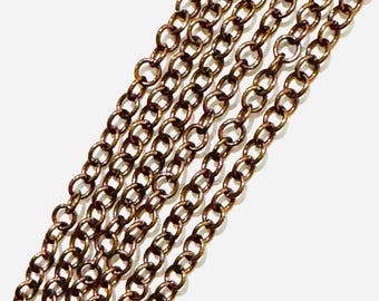Op de afbeelding: Een reeks van vijf parallelle strengen koperkleurige metalen ketting, elk bestaande uit uniforme ovale schakels. Het metaal heeft een donkere, antieke afwerking met zichtbare accenten op de afgeronde randen van de schakels.