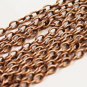 以下が含まれることがあります： 銅製のチェーンのクローズアップ。個々のリンクと光沢のある金属仕上げがわかります。