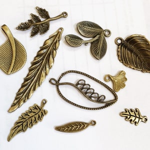 20 colgantes de hoja de latón antiguo: dijes de aleación surtidos
