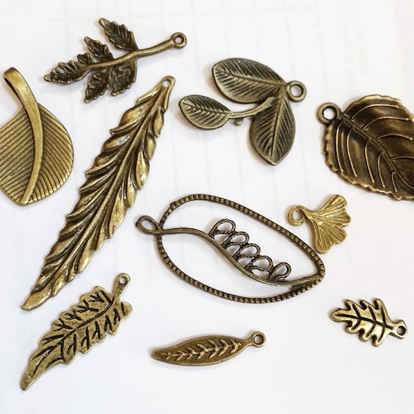 20 pendentifs de feuilles finis en laiton antique, charmes de feuilles en alliage de taille et de forme assorties, charmes de feuilles de bronze en vrac