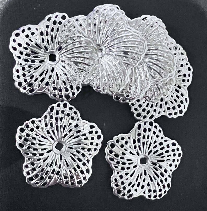 12 piezas de filigrana de flor de hibisco color plata focal 34 mm imagen 2