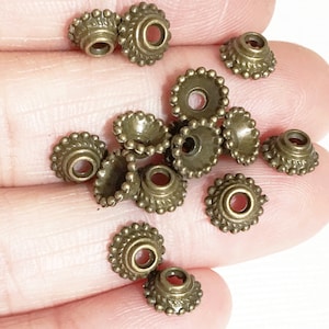 50 pezzi di perline a forma di fiore punteggiate in ottone anticato da 7 mm