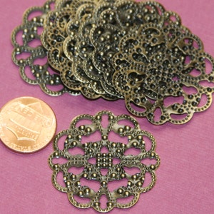 100 antike Messing filigrane Blumen Wraps: 33 mm Ohrring / Anhänger Tropfen