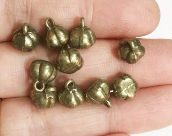 10 Antique Bronze Pumpkin Charms: Halloween Alloy Pendants (9x8x7.5mm)