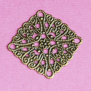 10 pcs  Antiqued brass filigree square 28mm