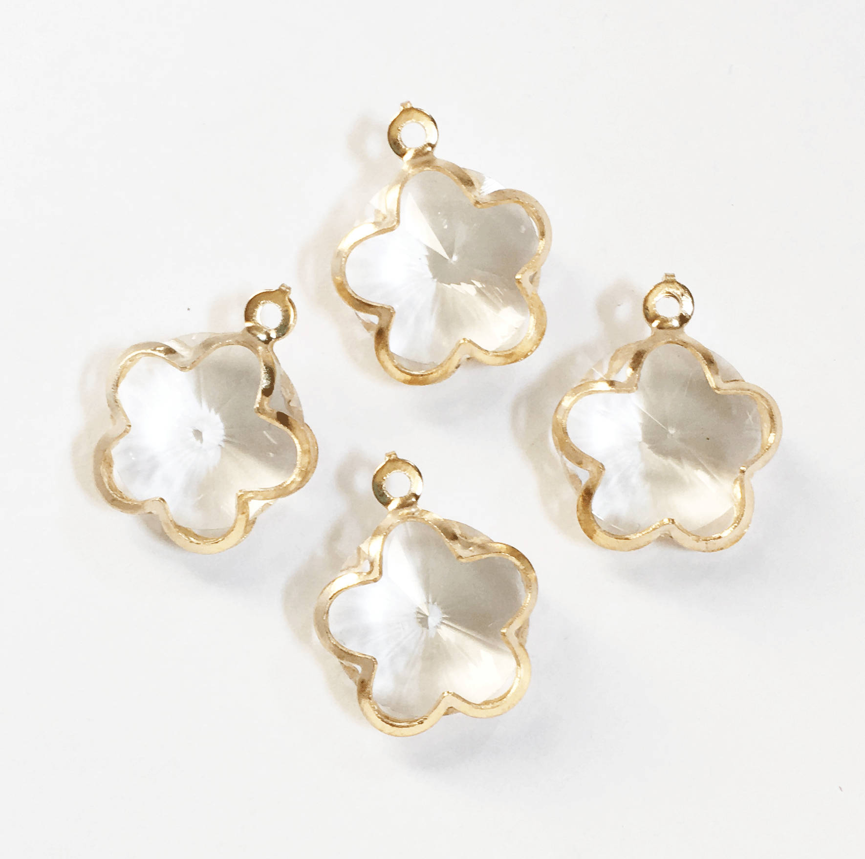 ライトゴールドガラスフラワーチャーム4個、20 x 16 mm、フラワー