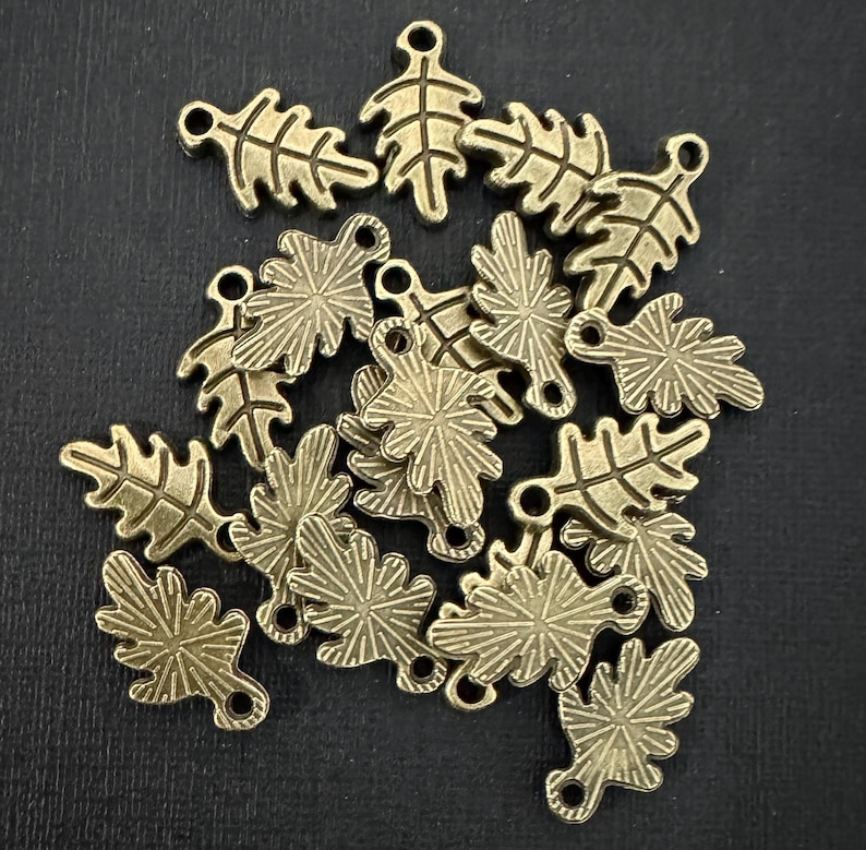 40 Antik Bronze Eichenblatt Charms: Messing Legierung Anhänger (9 x 15 mm) Bild 2