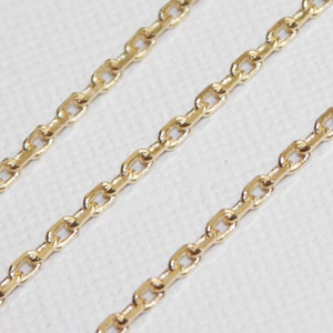 Pu&ograve; includere: Tre fili di catena d'oro, ognuno con un delicato anello di forma ovale. La catena &egrave; liscia e lucida, e gli anelli sono spaziati uniformemente.