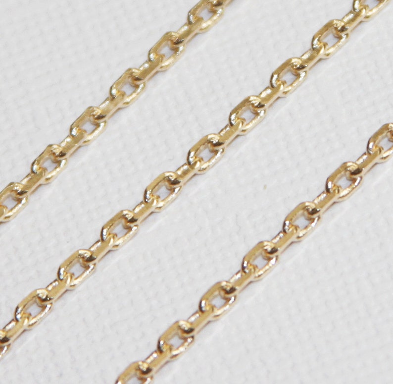 Pu&ograve; includere: Tre fili di catena d'oro, ognuno con un delicato anello di forma ovale. La catena &egrave; liscia e lucida, e gli anelli sono spaziati uniformemente.