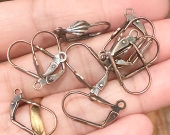 24 pendientes de cobre envejecido con cierre de palanca y concha de 9 x 17 mm