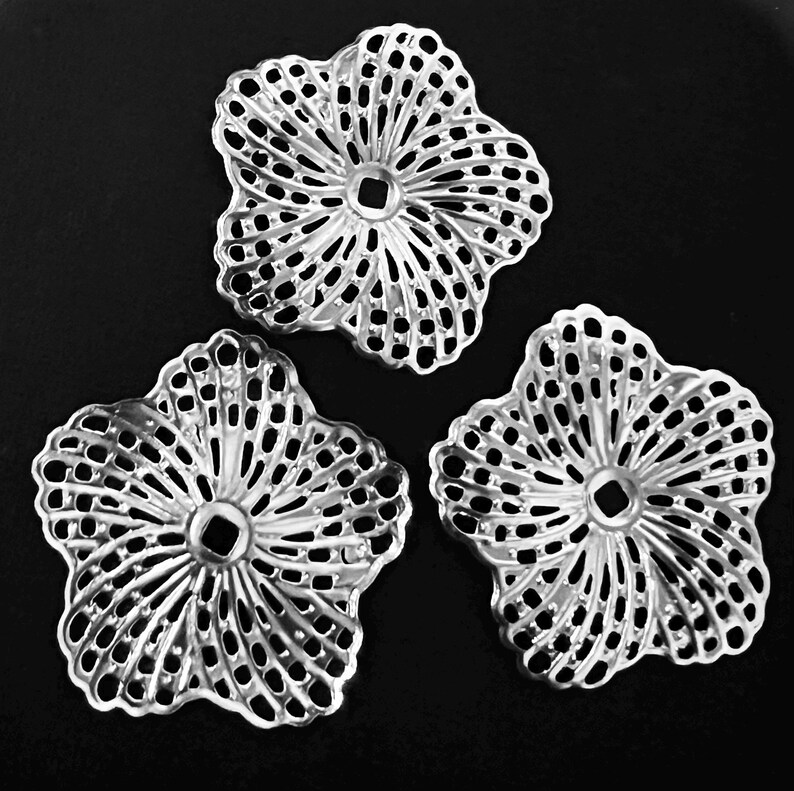 12 piezas de filigrana de flor de hibisco color plata focal 34 mm imagen 3