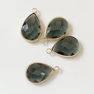 Rauchgrauer Glastropfenanhänger mit Goldfassung (22 x 14 mm)