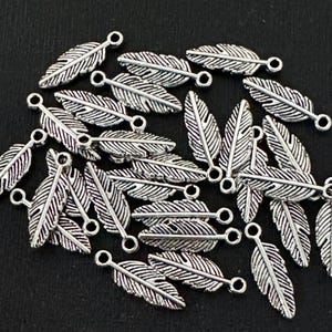 100 Antike Silber kleine Feder Charms: Legierung Anhänger (15 x 5 mm)