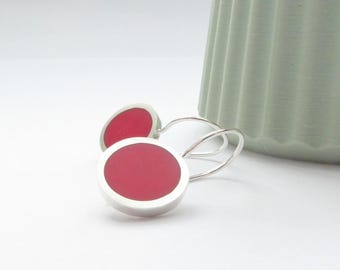 Rote Harz-Sterlingsilber-Ohrringe: Kurze, runde Pop-Tropfen