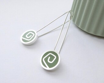 Moderne Rosen Ohrringe aus Sterlingsilber und salbeigrünem Kunstharz: Rose Long Drops