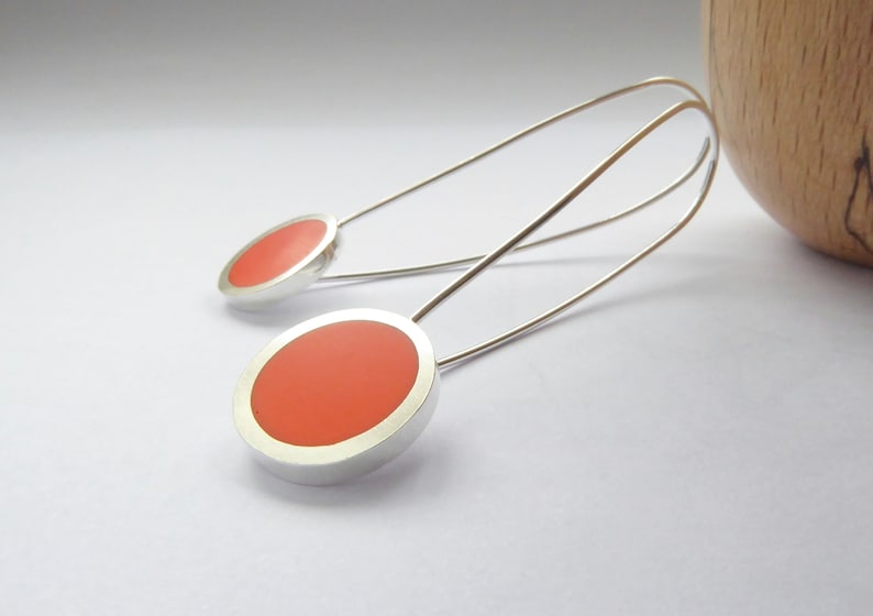 Minimalist Pop long drop earrings in recycled silver and orange resin