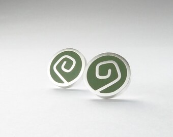 Runde Blumen Ohrstecker aus Sterlingsilber und Salbeigrünem Harz: Rosen-Ohrstecker