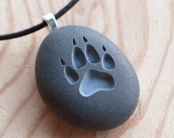 Joyería con huella de pata de lobo y guijarros - collar de piedra grabada por sjEngraving