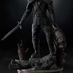 Può includere: Una action figure di Geralt di Rivia di The Witcher, in nero e argento, che tiene una spada e una testa di mostro. La figura è in piedi su una base di roccia con un effetto acqua. La base ha il testo "POR TOTEM STL AND" e "MODELING BY SOAREZ".