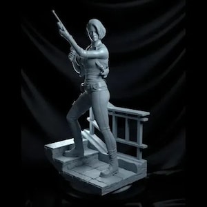 Könnte beinhalten: Eine grau bemalte Figur einer Frau, die eine Waffe hält und auf einer Treppe mit Geländer steht. Die Figur ist in einer dynamischen Action-Pose dargestellt.