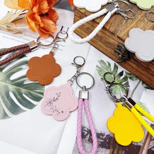 Llavero de flores personalizado, regalos para despedidas de soltera, regalos para damas de honor, llavero de flores de cuero con espejo, regalos para amantes de las flores, regalos para ella