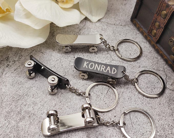 Customized skateboard keychain, personalized metal keychain, groomsman gift, birthday gift, souvenir, mini keychain, team gift
