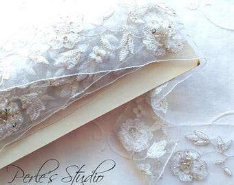 Garniture plate en organza brodé de perles blanches, perles doublées d'argent, paillettes, mokuba Vendu par mètre