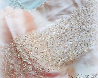 Bordure en satin rose pêche, fleurs brodées et vignes (11 po. de large)