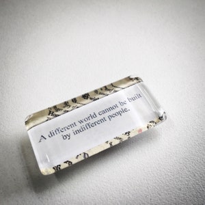 Ímã de vidro da fortuna chinesa. Um mundo diferente não pode ser construído por pessoas indiferentes, inspiração positiva, ímã único