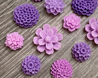 Può includere: Assortimento di cabochon a forma di fiore di colore viola e lavanda. I cabochon sono realizzati in resina e hanno una finitura lucida. Sono perfetti per creare gioielli, accessori per capelli e altri progetti.