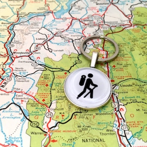 Llavero de excursionista. Llavero, regalo para excursionista, regalo para excursionistas, dije para mochila, tirador de cremallera, regalo para amantes de las actividades al aire libre, entusiastas de las actividades al aire libre, montaña