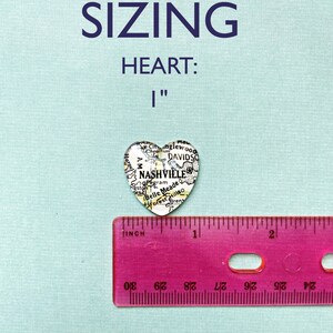 Puede incluir: Una artesan&iacute;a de papel en forma de coraz&oacute;n con un mapa de Nashville, Tennessee, en su interior. El coraz&oacute;n tiene un di&aacute;metro de 2,5 cm y se muestra junto a una regla rosa.