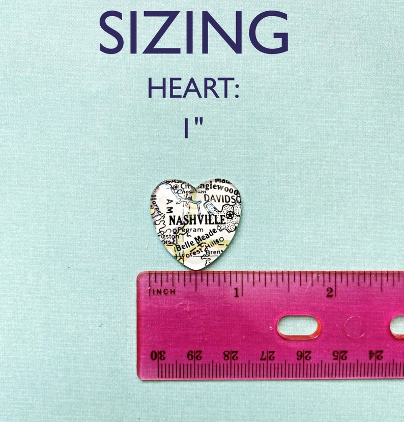 Puede incluir: Una artesan&iacute;a de papel en forma de coraz&oacute;n con un mapa de Nashville, Tennessee, en su interior. El coraz&oacute;n tiene un di&aacute;metro de 2,5 cm y se muestra junto a una regla rosa.