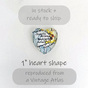 Puede incluir: Un pisapapeles de vidrio en forma de coraz&oacute;n de 2,5 cm de di&aacute;metro con un mapa vintage de Islandia que destaca la ciudad de Reykjavik. El pisapapeles se reproduce a partir de un atlas vintage.