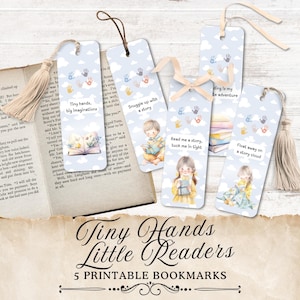 Peut inclure: Cinq signets imprimables avec un fond de ciel bleu et des nuages blancs et des empreintes de mains colorées. Chaque signet présente une illustration différente d'un enfant lisant un livre et une citation correspondante. Les citations sont : "Petites mains, grandes imaginations", "Se blottir avec une histoire", "Lisez-moi une histoire, blottissez-moi bien fort", "La lecture est mon aventure préférée", et "Flotter sur un nuage d'histoire".