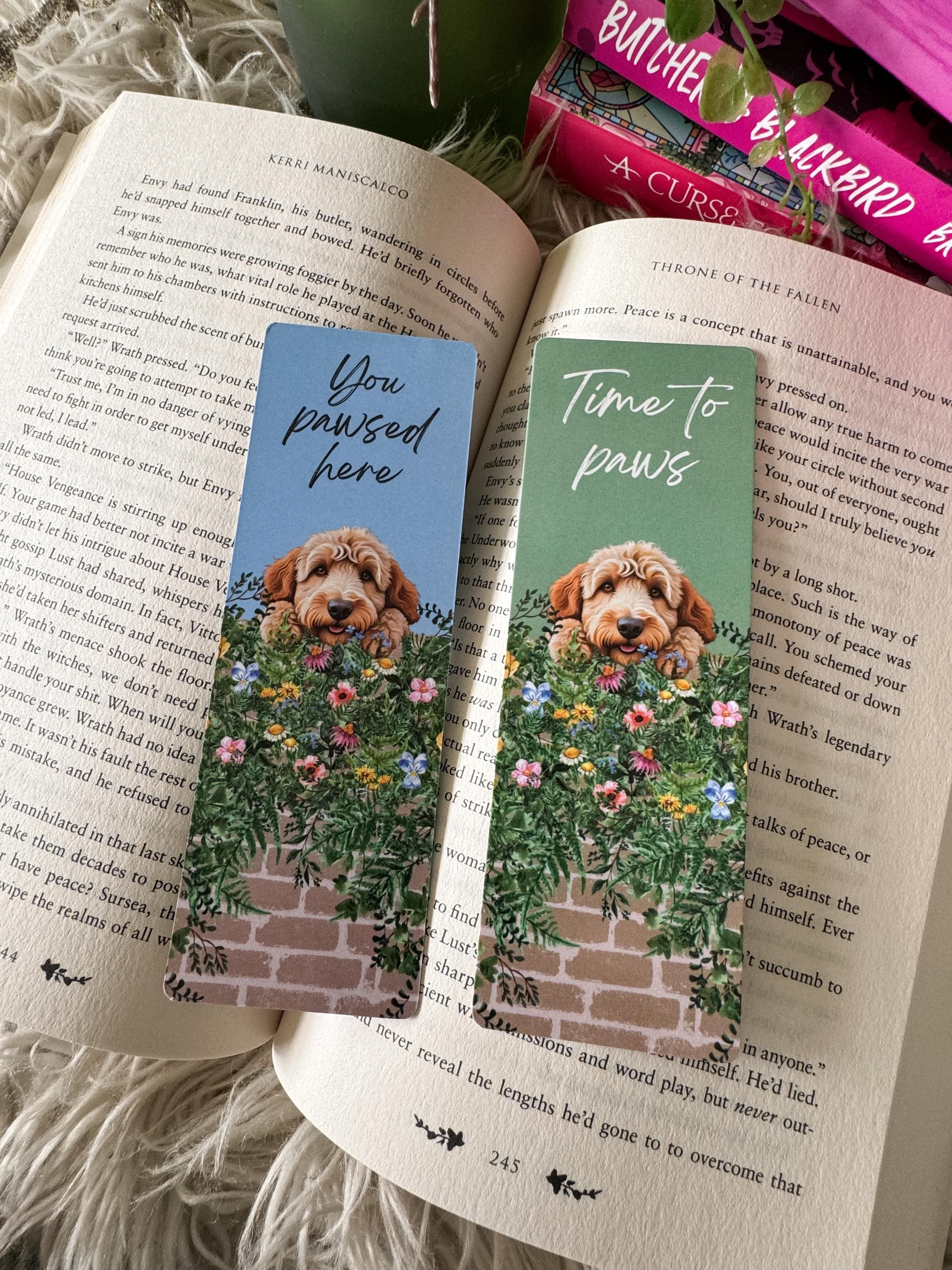 グルードル ブックマーク | 犬グッズ | 足を踏み入れる時間 | ここで足を踏み入れました | 子犬の覗き見ブックマーク | ゴールデン ドゥードル  - Etsy 日本, image size:2250x3000